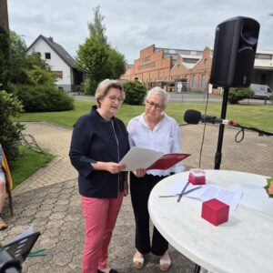 Gezeigt wird ein Schnappschuss aus einer Rede zur Ehrung von Walburga Densborn nach 30 Jahren Engagement für den SkF
