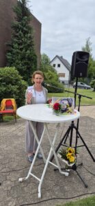 Gezeigt wird ein Schnappschuss aus einer Rede zur Ehrung von Walburga Densborn nach 30 Jahren Engagement für den SkF