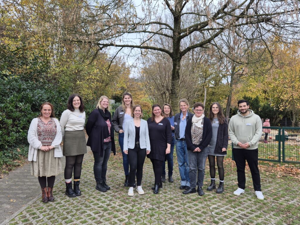 Zu sehen sind die Teilnehmer des Fachtags 2025 des AWO-Pflegekinderdienstes Kreis Herford und des Pflegekinderdienstes der Stadt Herford