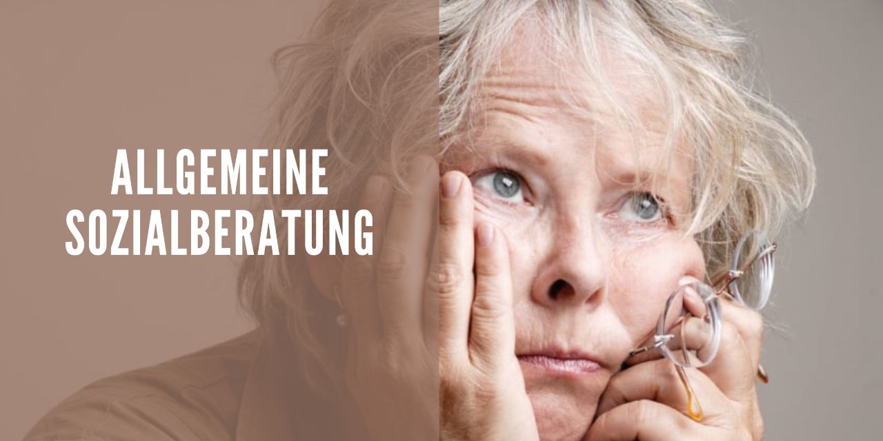 Aktuelle Sozialberatung - Die Aufnahme zeigt eine ältere Frau mit grauen, leicht zerzausten Haaren. Sie stützt ihr Gesicht mit beiden Händen und wirkt gedankenvoll oder erschöpft. Ihr Blick ist nach oben gerichtet, und in einer Hand hält sie eine Brille. Der Hintergrund ist schlicht und frei von Ablenkungen, sodass der Fokus vollständig auf der Frau liegt.