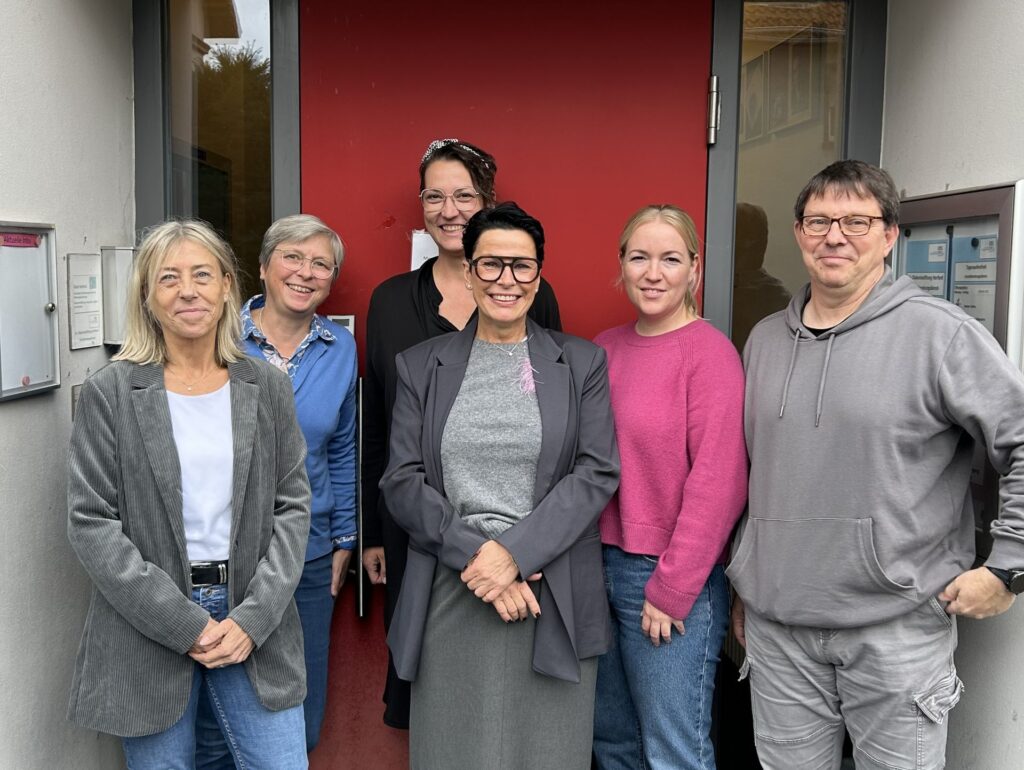 Gezeigt wird ein Gruppenfoto anlässlich des 15 jährigen Bestehens des Haus Hermannstraße 16