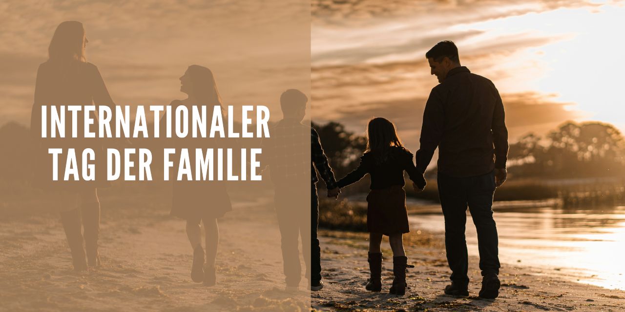 Internationaler Tag der Familie - Eine fünfköpfige Familie, bestehend aus Mutter, Vater und drei Kindern gehen Hand in Hand an einem Ufer spazieren.