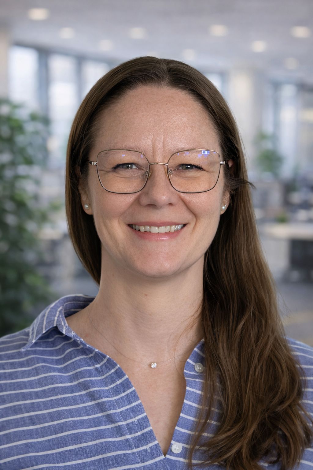 Das Bild zeigt Anna Unruh in einem Büroraum.