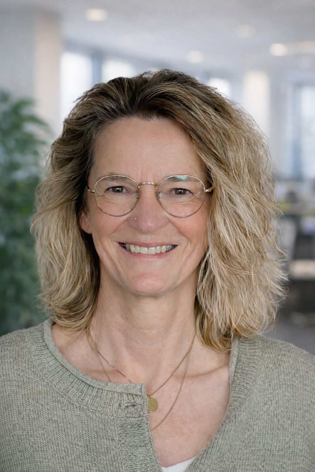 Das Bild zeigt Heike Abbink-Taksz in einem Büroraum.