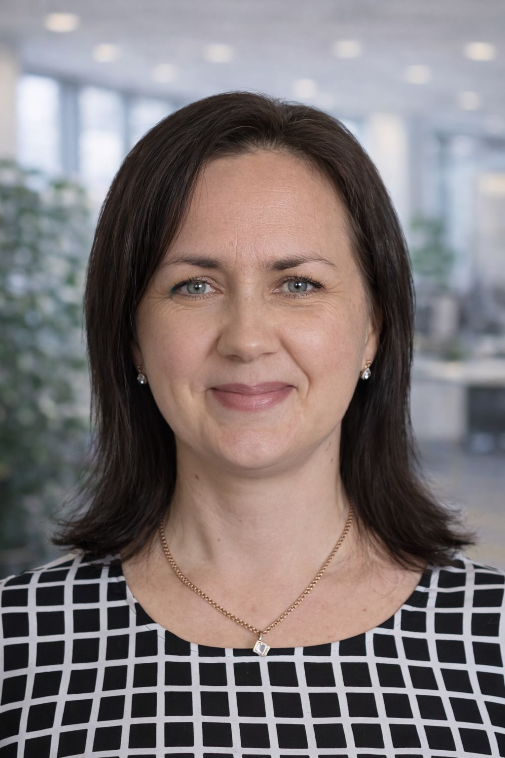 Das Bild zeigt Natalia Sadlov in einem Büroraum.